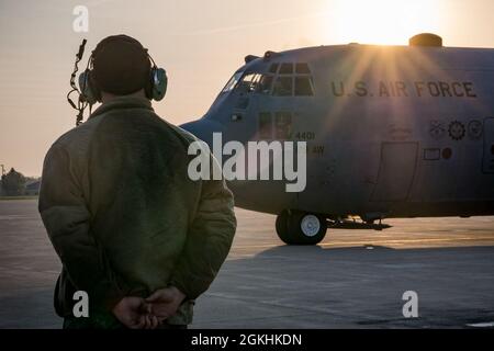 Gli airmen della 179th Airlift Wing, Mansfield, Ohio, partono dalla loro stazione di residenza in una C-130H Hercules, 24 aprile 2021. 164th Airlift Squadron e 179th Maintenance Group continuano a volare, mantenere e supportare la missione di aerei C-130H a sostegno dell'operazione Spartan Shield. Foto Stock