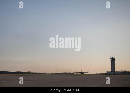 Gli airmen della 179th Airlift Wing, Mansfield, Ohio, partono dalla loro stazione di residenza in una C-130H Hercules, 24 aprile 2021. 164th Airlift Squadron e 179th Maintenance Group continuano a volare, mantenere e supportare la missione di aerei C-130H a sostegno dell'operazione Spartan Shield. Foto Stock