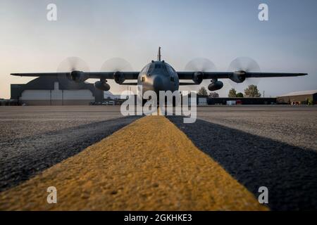 Gli airmen della 179th Airlift Wing, Mansfield, Ohio, partono dalla loro stazione di residenza in una C-130H Hercules, 24 aprile 2021. 164th Airlift Squadron e 179th Maintenance Group continuano a volare, mantenere e supportare la missione di aerei C-130H a sostegno dell'operazione Spartan Shield. Foto Stock