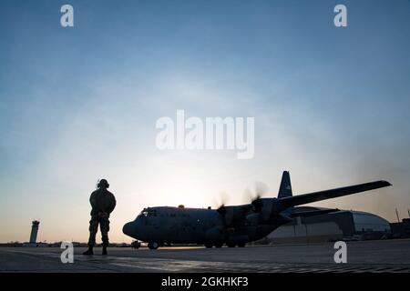 Gli airmen della 179th Airlift Wing, Mansfield, Ohio, partono dalla loro stazione di residenza in una C-130H Hercules, 24 aprile 2021. 164th Airlift Squadron e 179th Maintenance Group continuano a volare, mantenere e supportare la missione di aerei C-130H a sostegno dell'operazione Spartan Shield. Foto Stock