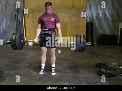 Esercito degli Stati Uniti Sgt. Garrett Moats, un membro della 566th Medical Company (Area Support), con sede a Fort Hood, Texas, assegnato al comando regionale-Est, forza del Kosovo, compete nella squadra durante la competizione di club da 500/1000 libbre a Camp Bondsteel, Kosovo, il 24 aprile 2021. I soldati si riuniscono una volta al trimestre per partecipare all'evento di team building. Foto Stock