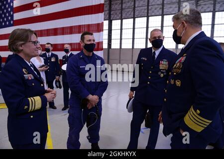 Morsa ADM. Linda Fagan, il comandante della Guardia Costiera Pacific Area (a sinistra), e il Chief Petty Officer Matthew Masaschi (al centro) parlano con il comandante della Guardia Costiera, ADM. Karl L. Schultz (a destra) in seguito alla cerimonia di smantellamento di Douglas Munro tenutasi a Kodiak, Alaska, il 24 aprile 2021. Il decimo dei dodici tagliatori da 378 piedi, il Douglas Munro fu la prima nave che prese il nome da un eroe della Guardia Costiera, Signalman 1st Class Douglas Munro. Foto Stock