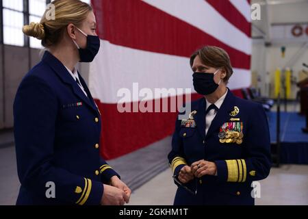 Morsa ADM. Linda Fagan, il comandante della Guardia Costiera della zona del Pacifico, parla con il Lt. j.g. Sarah West in seguito alla cerimonia di smantellamento di Douglas Munro tenutasi a Kodiak, Alaska, il 24 aprile 2021. Il Douglas Munro è una taglierina di alta resistenza di classe Hamilton ed è chiamato per signalman 1a classe Douglas A. Munro, l'unico Guardsman della costa ad essere premiato la medaglia d'onore. Foto Stock