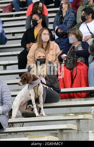 La famiglia, gli amici e i collaboratori della Guardia Nazionale dell'Oregon Esercito ascoltano le osservazioni formali per i soldati assegnati a Alpha Troop, 1st Squadron, 82nd Cavalry Regiment, allo stadio di calcio West Albany High School, Albany, Ore., 25 aprile 2021. Circa 130 soldati della Guardia Nazionale dell'Oregon si stanno schierando in Polonia per sostenere l'iniziativa europea di deterrenza come parte dell'operazione Atlantic Resolve. Foto Stock