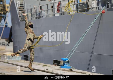 SPC dell'esercito degli Stati Uniti. Richard Robert-Effinger lancia una linea sicura a bordo della nave MG Charles P. Gross del supporto logistico dell'Esercito degli Stati Uniti 26 aprile 2021 come parte delle operazioni over-the-Shore di Logistics congiunte in preparazione per Defender-Europe 21 al porto di Durres, Albania. Defender-Europe 21 è un esempio fondamentale di forze statunitensi che lavorano a stretto contatto con gli alleati e i partner della NATO in tempo di pace, così insieme siamo pronti per una crisi. Foto Stock