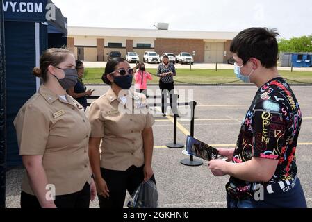 SAN ANTONIO – (22 aprile 2021) Talent scouts Sonar Technician 1a classe Niccole Ewen (a sinistra), di Tyler, Texas e Interior Communications Technician 2a classe Naomi Ramos, di San Antonio, assegnato alla Marina Recruiting Station Corpus Christi, Talent Acquisition Onboarding Center (TAOC) Alamo City, Parla con uno studente che frequenta la Flour Bluff High School delle possibilità di carriera nella Virtual Reality Experience della Marina americana, il “Nimitz”. Il Nimitz è in città per partecipare al Wings Over South Texas Air Show del 2021 che si terrà dal 1 al 2 maggio. Ewen, laureato nel 2007 presso la Tyler Legacy High School, partecipa Foto Stock