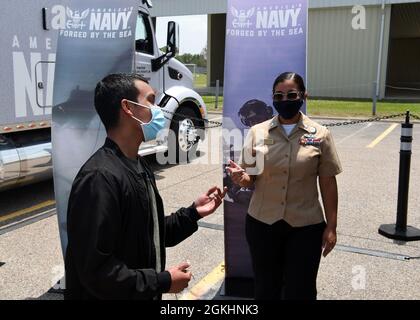 CORPUS CHRISTI, Texas – (26 aprile 2021) Interior Communications Technician 2a classe Naomi Ramos, di San Antonio, un talent scout assegnato alla stazione di reclutamento della Marina Corpus Christi, Talent Acquisition Onboarding Center (TAOC) Alamo City, Parla con uno studente che frequenta la Flour Bluff High School delle possibilità di carriera nella Virtual Reality Experience della Marina americana, il “Nimitz”. I talent scout del Navy Talent Acquisition Group (NTAG) di San Antonio e gli ufficiali dell'Ufficio di Outreach e Diversity del Navy Recruiting Command (NRC) sono stati a disposizione della scuola per coinvolgere i partecipanti idonei in un possi Foto Stock