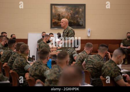 Il 38° Comandante del corpo Marino, Gen. David H. Berger, si rivolge agli ufficiali del corpo Marino appena commissionati alla Basic School (TBS), Triangle, va, 26 aprile 2021. Il comandante ha condiviso le idee di leadership con i giovani leader del corpo Marino. TBS è dove tutti gli ufficiali del corpo Marino degli Stati Uniti nominati e commissionati sono insegnati le abilità di base per condurre efficacemente come ufficiale marino. Foto Stock