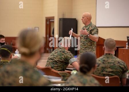 Il 38° Comandante del corpo Marino, Gen. David H. Berger, si rivolge agli ufficiali del corpo Marino appena commissionati alla Basic School (TBS), Triangle, va, 26 aprile 2021. Il comandante ha condiviso le idee di leadership con i giovani leader del corpo Marino. TBS è dove tutti gli ufficiali del corpo Marino degli Stati Uniti nominati e commissionati sono insegnati le abilità di base per condurre efficacemente come ufficiale marino. Foto Stock