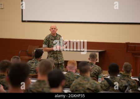 Il 38° Comandante del corpo Marino, Gen. David H. Berger, si rivolge agli ufficiali del corpo Marino appena commissionati alla Basic School (TBS), Triangle, va, 26 aprile 2021. Il comandante ha condiviso le idee di leadership con i giovani leader del corpo Marino. TBS è dove tutti gli ufficiali del corpo Marino degli Stati Uniti nominati e commissionati sono insegnati le abilità di base per condurre efficacemente come ufficiale marino. Foto Stock