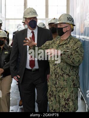 BREMERTON - il segretario della Marina Thomas W. Harker ha visitato il cantiere navale e l'impianto di manutenzione intermedia di Puget Sound a Bremerton, Washington, aprile 26. Harker ha incontrato la leadership di comando e ha visitato le strutture PSNS e FMI per discutere gli sforzi di miglioramento e trasformazione dei processi in corso e pianificati presso il cantiere. Foto Stock