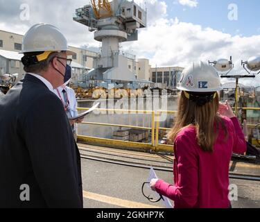 BREMERTON - il segretario della Marina Thomas W. Harker ha visitato il cantiere navale e l'impianto di manutenzione intermedia di Puget Sound a Bremerton, Washington, aprile 26. Harker ha incontrato la leadership di comando e ha visitato le strutture PSNS e FMI per discutere gli sforzi di miglioramento e trasformazione dei processi in corso e pianificati presso il cantiere. Foto Stock