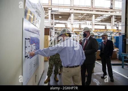 BREMERTON - il segretario della Marina Thomas W. Harker ha visitato il cantiere navale e l'impianto di manutenzione intermedia di Puget Sound a Bremerton, Washington, aprile 26. Harker ha incontrato la leadership di comando e ha visitato le strutture PSNS e FMI per discutere gli sforzi di miglioramento e trasformazione dei processi in corso e pianificati presso il cantiere. Foto Stock