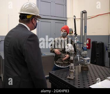 BREMERTON - il segretario della Marina Thomas W. Harker ha visitato il cantiere navale e l'impianto di manutenzione intermedia di Puget Sound a Bremerton, Washington, aprile 26. Harker ha incontrato la leadership di comando e ha visitato le strutture PSNS e FMI per discutere gli sforzi di miglioramento e trasformazione dei processi in corso e pianificati presso il cantiere. Foto Stock