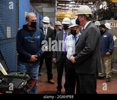 BREMERTON - il segretario della Marina Thomas W. Harker ha visitato il cantiere navale e l'impianto di manutenzione intermedia di Puget Sound a Bremerton, Washington, aprile 26. Harker ha incontrato la leadership di comando e ha visitato le strutture PSNS e FMI per discutere gli sforzi di miglioramento e trasformazione dei processi in corso e pianificati presso il cantiere. Foto Stock