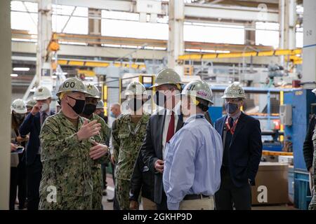 BREMERTON - il segretario della Marina Thomas W. Harker ha visitato il cantiere navale e l'impianto di manutenzione intermedia di Puget Sound a Bremerton, Washington, aprile 26. Harker ha incontrato la leadership di comando e ha visitato le strutture PSNS e FMI per discutere gli sforzi di miglioramento e trasformazione dei processi in corso e pianificati presso il cantiere. Foto Stock