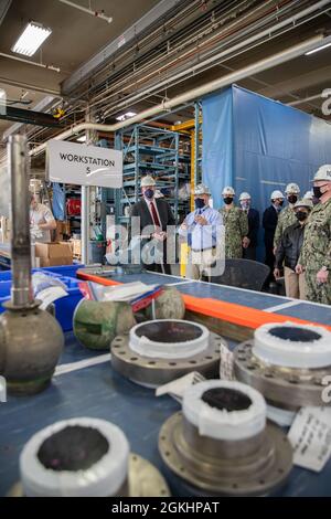 BREMERTON - il segretario della Marina Thomas W. Harker ha visitato il cantiere navale e l'impianto di manutenzione intermedia di Puget Sound a Bremerton, Washington, aprile 26. Harker ha incontrato la leadership di comando e ha visitato le strutture PSNS e FMI per discutere gli sforzi di miglioramento e trasformazione dei processi in corso e pianificati presso il cantiere. Foto Stock