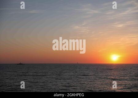CANALE INGLESE (26 aprile 2021) la nave HMS Spey (P234) della Royal Navy (British Royal Navy) partecipa ad un esercizio con il cacciatorpediniere missilistico guidato di classe Arleigh Burke USS Ross (DDG 71) durante la formazione marittima ufficiale di bandiera (FOST), 26 aprile 2021. La FOST è un esercizio di tre settimane condotto dalla Royal Navy che verifica la capacità di combattimento della nave. Ross, schierato in avanti a Rota, Spagna, è in pattuglia nella Sesta flotta degli Stati Uniti di operazioni a sostegno di alleati e partner regionali e gli interessi di sicurezza nazionale degli Stati Uniti in Europa e Africa. Foto Stock