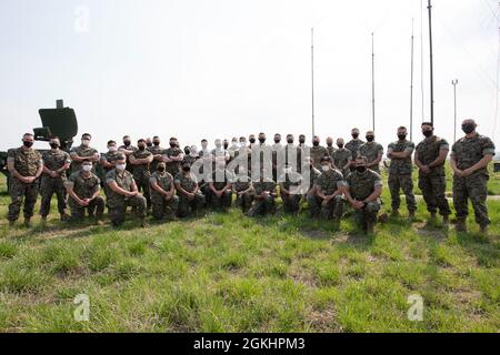 Gli airmen del 51st Operations supportano Squadron e Marines con il Marine Air Control Squadron 4 posa per una foto di gruppo alla base aerea di Osan, Repubblica di Corea, 26 aprile 2021. Il team MACS-4 è arrivato per addestrare i controllori del traffico aereo di Osan sulle procedure di controllo dall'esterno della torre. Foto Stock