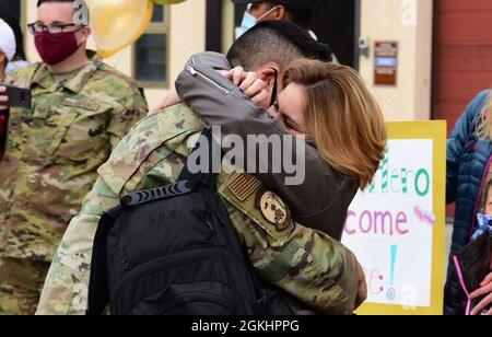 Gli airman assegnati al 606esimo Air Control Squadron (ACS) tornano a casa presso la base aerea Aviano, Italia, 26 aprile 2021. Il 606esimo ACS operò dal 727esimo Squadrone Expeditionary Air Control, dove forniva il comando e il controllo della gestione della battaglia attraverso la gestione della forza e la sorveglianza e l'identificazione di tre distinte aree di responsabilità del comando Centrale delle forze aeree degli Stati Uniti. Foto Stock