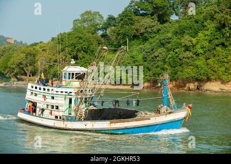 Barca da pesca che esce per pescare dal porto di Phuket, Thailandia Foto Stock