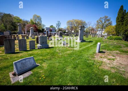 Cimitero situato dietro la Connecticut Farms Presbyterian Church a Union, N.J., 26 aprile 2021. Il cimitero contiene i corpi di più di 70 soldati americani e una tomba di massa di soldati britannici e hessiani che sono morti alla battaglia delle armi del Connecticut durante la guerra rivoluzionaria. La battaglia fu un tentativo da parte degli inglesi di rompere e attaccare l’esercito di Washington a Morristown il 7 giugno 1780. Incontrando una dura resistenza, gli inglesi riconsiderarono la loro posizione e si ritirarono, mettendo il fuoco alla chiesa e alla città di Connecticut Farms, ora Union Township. L'attuale chiesa fu ricostruita nel 1782. Foto Stock