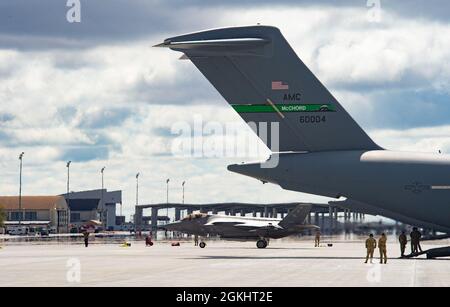 Un taxi F-35 Lightning II per un parcheggio durante l'esercizio Rainier War alla base dell'aeronautica militare Mountain Home, Idaho, 27 aprile 2021. Gli airmen assegnati alla 62ma Ala Airlift, base congiunta Lewis-McChord, Washington, eseguì un defuel ad ala bagnata su un C-17 Globemaster III, che comportò il pompaggio del combustibile dal C-17 per essere usato per rifornire un F-35. Foto Stock