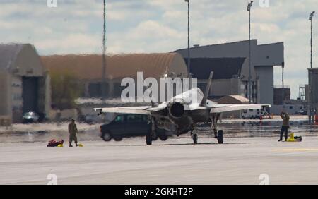 Un taxi F-35 Lightning II per un parcheggio durante l'esercizio Rainier War alla base dell'aeronautica militare Mountain Home, Idaho, 27 aprile 2021. Gli airmen assegnati alla 62ma Ala Airlift, base congiunta Lewis-McChord, Washington, eseguì un defuel ad ala bagnata su un C-17 Globemaster III, che comportò il pompaggio del combustibile dal C-17 per essere usato per rifornire un F-35. Foto Stock