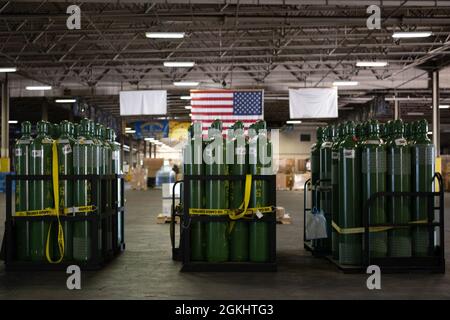 I pallet dei serbatoi di ossigeno si trovano nel 60° magazzino Aerial Port Squadron il 27 aprile 2021, presso la base dell'aeronautica di Travis, California. Il governo degli Stati Uniti, attraverso l'Agenzia degli Stati Uniti per lo sviluppo Internazionale, ha generosamente donato forniture mediche per aiutare il paese dell'India nella sua lotta in corso contro COVID-19. La donazione di 440 bombole di ossigeno e regolatori, un milione di maschere N-95 e un milione di kit diagnostici rapidi COVID-19, sarà trasportata in India a bordo di una US Air Force C-5M Super Galaxy. Foto Stock