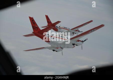 CORPUS CHRISTI, Texas (27 aprile 2021) piloti istruttore assegnati ai 'Wise Owls' di Training Squadron (VT) 31 a bordo della base aerea navale Corpus Christi condurre un volo di formazione in T-44C Pegasus velivolo sopra Corpus Christi, 27 aprile 2021. VT-31 conduce corsi di volo intermedi e avanzati su più motori per la Marina, il corpo Marino, la Guardia Costiera e partner militari internazionali selezionati. Foto Stock