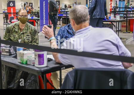 Governatore Charles Duane Baker, Jr., Right, governatore del Commonwealth del Massachusetts, E U.S. Navy Petty Officer di prima classe Sara Freeman, a sinistra, un corpsman ospedaliero assegnato al Naval Medical Center Portsmouth, Virginia, fare conversazione mentre il governatore si prepara per la sua seconda vaccinazione COVID-19 presso il Community Vaccine Center presso l'Hynes Convention Center di Boston, 27 aprile 2021. I membri del servizio degli Stati Uniti provenienti da tutto il paese sono schierati a sostegno delle operazioni federali di risposta al vaccino del Dipartimento della Difesa. Il comando del Nord degli Stati Uniti, attraverso il Nord dell'esercito degli Stati Uniti, rimane impegnato a fornire Foto Stock