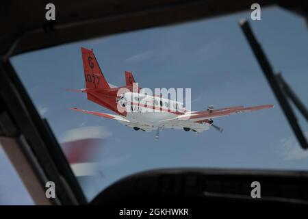 CORPUS CHRISTI, Texas (27 aprile 2021) piloti istruttore assegnati ai 'Wise Owls' di Training Squadron (VT) 31 a bordo della base aerea navale Corpus Christi condurre un volo di formazione in T-44C Pegasus velivolo sopra Corpus Christi, 27 aprile 2021. VT-31 conduce corsi di volo intermedi e avanzati su più motori per la Marina, il corpo Marino, la Guardia Costiera e partner militari internazionali selezionati. Foto Stock