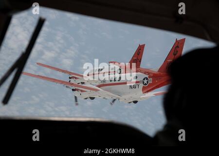 CORPUS CHRISTI, Texas (27 aprile 2021) piloti istruttore assegnati ai 'Wise Owls' di Training Squadron (VT) 31 a bordo della base aerea navale Corpus Christi condurre un volo di formazione in T-44C Pegasus velivolo sopra Corpus Christi, 27 aprile 2021. VT-31 conduce corsi di volo intermedi e avanzati su più motori per la Marina, il corpo Marino, la Guardia Costiera e partner militari internazionali selezionati. Foto Stock