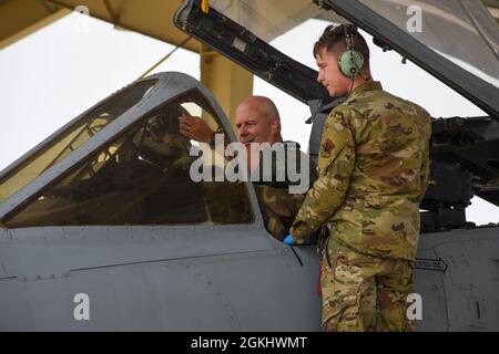 Il generale Brian K. Borgen, il decimo comandante dell'aeronautica, si prepara a decaplanare dopo il suo volo finale con la 442d Fighter Wing il 27 aprile 2020, sulla base dell'aeronautica di Whiteman, il Mo. Borgen è un ex comandante del 442 FW. Foto Stock