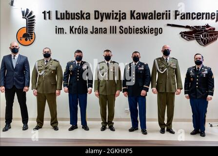 I membri della U.S. Army Reserve Civil Affairs Team 5737, 457th CA Battaglione, 361st CA Brigade, 7th Mission Support Command, posano con i membri della 11th Armored Cavalry Division Civil-Military Cooperation G5 team il 27 aprile 2021. CAT 5737 ha istituito il primo programma di opportunità migliori per i soldati singoli per le truppe dispiegate e rotazionali mentre sono dispiegate a Zagan, in Polonia per l'esercizio della risoluzione atlantica da gennaio a maggio 2021. Da sinistra a destra: Rafal Pawlowski, Major Patryk Stephniewski, Sgt. Prima classe Rodrigo Carvajal – CAT 5737, CPT. Jaroslaw Lobos, CPT. Daniel Allen – CAT 5 Foto Stock