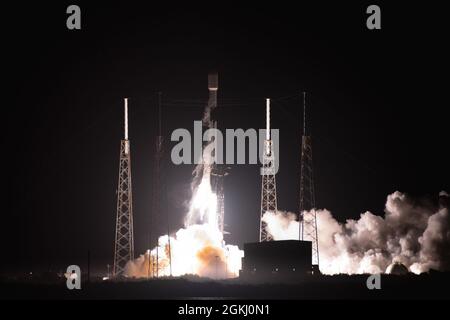 Un razzo Falcon 9 Starlink L-24 viene lanciato con successo dallo SLC-40 alla Stazione spaziale di Cape Canaveral, Fla., 28 aprile 2021. Si tratta del nono lancio Starlink del 2021, che ha inviato il 25° lotto di satelliti Starlink per entrare nella rete satellitare Starlink. Foto Stock