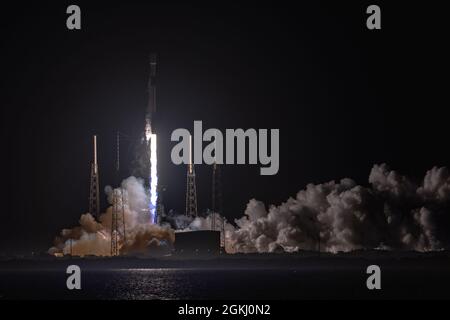 Un razzo Falcon 9 Starlink L-24 viene lanciato con successo dallo SLC-40 alla Stazione spaziale di Cape Canaveral, Fla., 28 aprile 2021. Si tratta del nono lancio Starlink del 2021, che ha inviato il 25° lotto di satelliti Starlink per entrare nella rete satellitare Starlink. Foto Stock