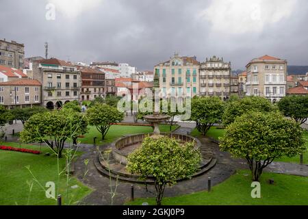 Immagine panoramica della città vecchia di Pontevedra in Galizia dove il cielo è sempre grigio in una tipica giornata di nuvolosità atlantica Foto Stock