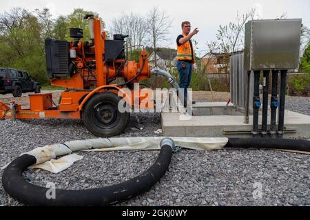 Il Cord McKenna, un ispettore delle costruzioni, controlla la stazione di pompaggio principale per un progetto di infrastruttura idrica parzialmente finanziato nell'ambito del Water Resource Development Act del 1936, ad Amsterdam, Ohio, 28 aprile 2021. Il corpo dell'esercito degli Stati Uniti degli ingegneri Pittsburgh District supervisiona progetti come questo, che aiuta le comunità in difficoltà a ricevere assistenza federale sotto la WRDA. Il distretto ha visto una crescita della domanda di infrastrutture idriche e fognarie e ha approvato nove nuovi progetti idrici nella Contea di Allegheny e nella Virginia del Nord Ovest negli ultimi tre anni sotto la Sezione 219. L'Ohio orientale è coperto da Sectio Foto Stock