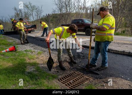 Un equipaggio di costruzione ripagella una strada per coprire le linee fognarie appena completate per un progetto di infrastruttura idrica parzialmente finanziato nell'ambito del Water Resource Development Act del 1936, ad Amsterdam, Ohio, 28 aprile 2021. Il corpo dell'esercito degli Stati Uniti degli ingegneri Pittsburgh District supervisiona progetti come questo, che aiuta le comunità in difficoltà a ricevere assistenza federale sotto la WRDA. Il distretto ha visto una crescita della domanda di infrastrutture idriche e fognarie e ha approvato nove nuovi progetti idrici nella Contea di Allegheny e nella Virginia del Nord Ovest negli ultimi tre anni sotto la Sezione 219. L'Ohio orientale è coperto da sec Foto Stock