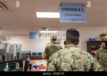 Soldati dell'esercito degli Stati Uniti da Alpha Company, 2° Battaglione, 30° reggimento fanteria, 3° team di combattimento Brigade, 10° Divisione montagna, attendere in linea per essere sottoposti a screening presso il Centro di addestramento per la preparazione congiunta e l'edificio del programma di preparazione del soldato di Fort Polk dopo aver offerto volontariamente il vaccino COVID-19, 28 aprile 2021, Fort Polk, Louisiana. Ai soldati è stato offerto il vaccino in preparazione di un prossimo dispiegamento in Afghanistan. Foto Stock