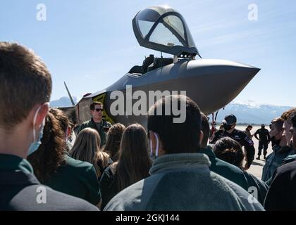 Gli studenti della Utah Military Academy, Camp Williams Campus, ricevono un tour della F-35A Lightning II, alla base dell'aeronautica militare di Hill, Utah, 28 aprile 2021. Il team dimostrativo F-35A Lightning II fa parte della prima F-35A Wing operativa, la 388a ala da caccia, e si occupa regolarmente della pista Hill Air Force base per prepararsi agli spettacoli aerei in tutto il mondo. Foto Stock