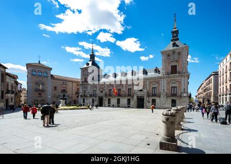 Plaza de la villa de Madrid nella capitale della Spagna un giorno di primavera soleggiato Foto Stock