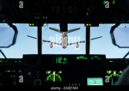 Una U.S. Air Force 67a Special Operations Squadron MC-130J Commando II si avvicina a un KC-135 Stratotanker dalla 100esima ala di rifornimento aria per ricevere il rifornimento aria-aria sul Mare del Nord, 28 aprile 2021. Il 100° ARW effettua operazioni di rifornimento e di supporto alla lotta in tutta l'area di responsabilità europea e africana. Foto Stock