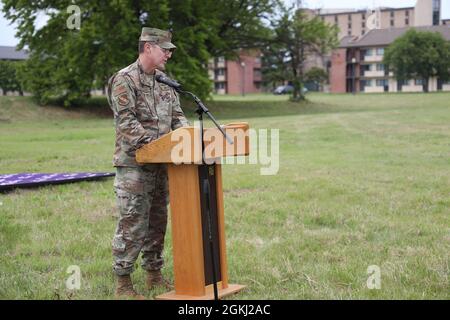 Mike “Goose” Zuhlsdorf, comandante della 11a ala, parla alla cerimonia DI ROTTURA DEL terreno PRESSO la Joint base Anacostia-Bolling, Washington D.C., 29 aprile 2021. LEARN D.C. è una nuova scuola pubblica situata su JBAB e aperta a tutti i bambini di D.C. nell'autunno 2021. Foto Stock