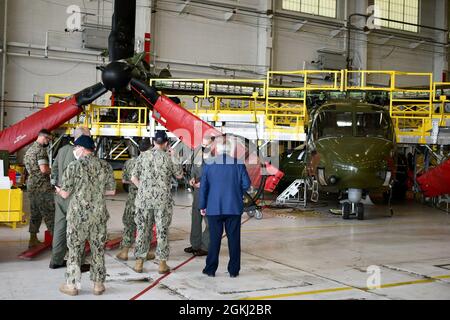 I partecipanti ai Micro Boots sul campo, tenutisi il 28 aprile presso il Fleet Readiness Center East, hanno fatto un tour della linea di aerei V-22 del deposito. FRCE ha recentemente introdotto i servizi il suo primo velivolo V-22 assegnato al Squadrone 1 dell'elicottero marino per l'intervallo di manutenzione programmata 2. HMX-1 è lo squadrone dell'elicottero marino responsabile del trasporto del presidente e vice presidente degli Stati Uniti, dei capi di stato e di altri VIP. Foto Stock