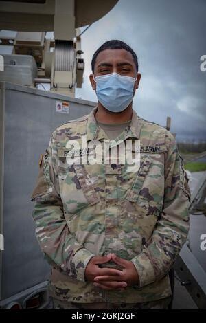 SPC dell'esercito degli Stati Uniti. Jason Farrison, un operatore di sistemi di trasmissione multicanale con il 2 ° General Support Aviation Battaglione, 501st Aviation Regiment, 1st Armored Division Combat Aviation Brigade, prende una pausa dallo stabilire le comunicazioni via satellite presso Himsel Army Airfield, Camp Atterbury Joint manovel Training Center, Ind., 29 aprile 2021. Il 2-501st GSAB partecipa all'esercizio Exercise Guardian Response 21, un esercizio di risposta alle emergenze in patria a più componenti gestito dalla 78° Divisione di addestramento della Army Reserve. Foto Stock