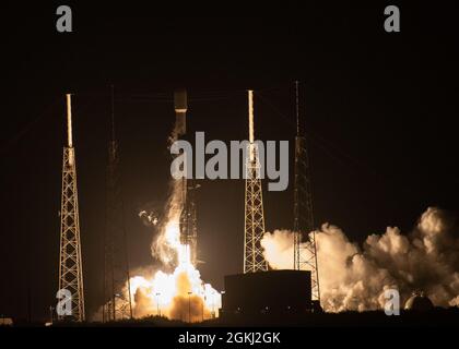 Un razzo Falcon 9 che trasporta 60 satelliti Starlink a banda larga lancia dalla Stazione spaziale di Cape Canaveral, Florida, 28 aprile 2021. Il lancio è stato il 25° del progetto Starlink, che ha fornito oltre 1,300 satelliti nello spazio per migliorare i servizi internet globali. Foto Stock