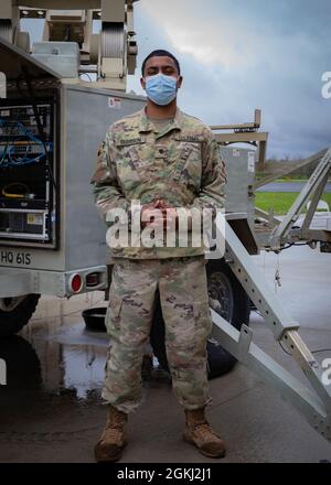 SPC dell'esercito degli Stati Uniti. Jason Farrison, un operatore di sistemi di trasmissione multicanale con il 2 ° General Support Aviation Battaglione, 501st Aviation Regiment, 1st Armored Division Combat Aviation Brigade, prende una pausa dallo stabilire le comunicazioni via satellite presso Himsel Army Airfield, Camp Atterbury Joint manovel Training Center, Ind., 29 aprile 2021. Il 2-501st GSAB partecipa all'esercizio Exercise Guardian Response 21, un esercizio di risposta alle emergenze in patria a più componenti gestito dalla 78° Divisione di addestramento della Army Reserve. Foto Stock