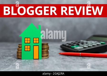 Scrittura mano segno Blogger Review. Foto concettuale fare una riconsiderazione critica e riepilogo di un blog Computing House Upgrade Budget, New Foto Stock